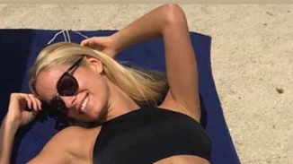 Δούκισσα Νομικού | Η φωτογραφία με μαύρο μπικίνι από την παραλία