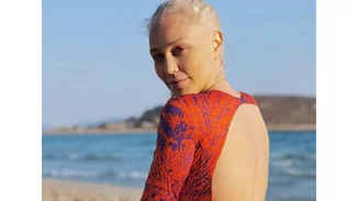 Πηνελόπη Αναστασοπούλου | Φωτογραφίζεται με αποκαλυπτικό κόκκινο μαγιό μετά την απώλεια επτά κιλών λίπους