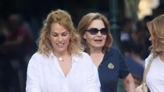 Τζένη Μπότση | Το λευκό αέρινο φόρεμα που επέλεξε στη βόλτα με τη μητέρα και την κόρη της