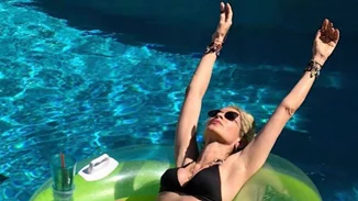 #body_goals | Η Άννα Βίσση φωτογραφίζεται με λιτό μαύρο μπικίνι στα 62 της χρόνια