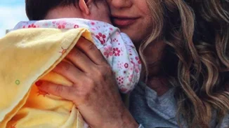 Γνωστή Ελληνίδα τραγουδίστρια μάς δείχνει το σώμα της 3,5 μήνες μετά τη γέννα