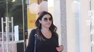 Super ανανεωμένη η Έλενα Παπαρίζου με mini τζιν σορτσάκι στα νότια προάστια