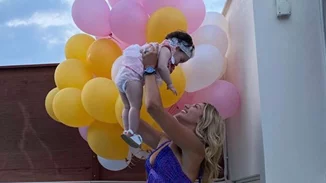 Περήφανη νονά η Κωνσταντίνα Σπυροπούλου | Το maxi φόρεμα που επέλεξε στο πάρτι της βαφτιστήρας της