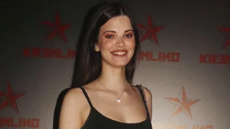 Τζένη Καζάκου | Το maxi μαύρο φόρεμα που επέλεξε για να δει τον σύντροφό της, Στέλιο Λεγάκη