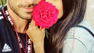 Γνωστή Ελληνίδα παρουσιάστρια δοκιμάζει κουφέτα για τον γάμο της (pics)