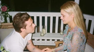 Ο γιος των Beckham, Brooklyn, αρραβωνιάστηκε | Η στιγμή που γονατίζει μπροστά στη Nicola Peltz (pics)