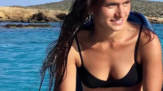 Γεωργιάννα Νταλάρα | Σπάνια φωτογραφία της 31χρονης κόρης του Γιώργου και της Άννας Νταλάρα - Ποζάρει με λιτό μαύρο μαγιό