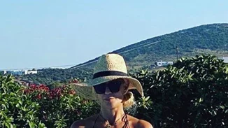 Μαρία Μπακοδήμου | Το καλλίγραμμο σώμα που διαθέτει στα 55 της χρόνια και το ψηλόμεσο μαγιό που επέλεξε
