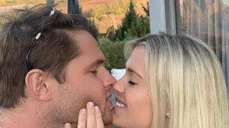 Πριγκίπισσα Diana | Η πανέμορφη ανιψιά της, Amelia Spencer ανεβαίνει τα σκαλιά της εκκλησίας (pics)