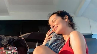 Νικολέττα Ράλλη | Το κόκκινο maxi φόρεμα που επέλεξε στην πρώτη βόλτα με τη νεογέννητη κόρη της