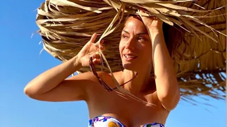 Super μαυρισμένη η Βάσω Λασκαράκη | Τα νέα πλάνα από τις διακοπές της στην Κρήτη