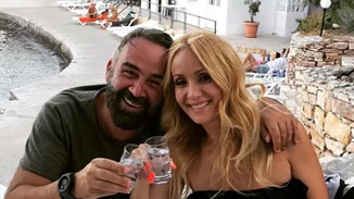 Γρηγόρης Γκουντάρας & Νάταλι Κάκκαβα | Δες πλάνα από το παραδοσιακό σπίτι της οικογένειας