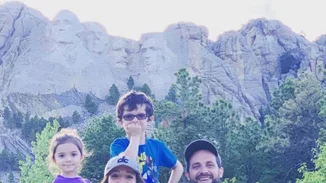 Καλομοίρα Σαράντη – Γιώργος Μπούσαλης | Φωτογραφίες από το παραδοσιακό σπίτι της οικογένειας στην Αμερική