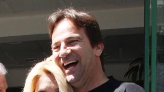 Ελένη Μενεγάκη - Μάκης Παντζόπουλος |  «Μπήκαμε» στο σπίτι του ερωτευμένου ζευγαριού στα Μελίσσια (+πλάνα από τα Άχλα)