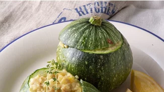 Κολοκυθάκια γεμιστά με τραχανά και κατσικίσιο τυρί