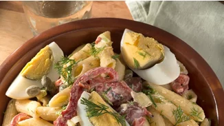 Μακαρονοσαλάτα με βραστά αυγά