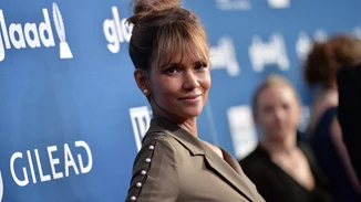 Η Halle Berry φόρεσε το παλτό με το οποίο θα δείχνεις σέξι σε κάθε ηλικία