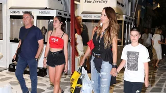 Ιωάννα Λίλη-Θοδωρής Ζαγοράκης | Διακοπές στη Μύκονο με τα παιδιά τους - Η πανύψηλη κόρη τους, Μαρία και ο (ίδιος με τον μπαμπά του) Ιωάννης