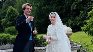 Η πριγκίπισσα Ράγια της Ιορδανίας παντρεύτηκε δημοσιογράφο | Το υπέροχο ρομαντικό νυφικό και το μοντέρνο headpiece αντί για τιάρα (pics)