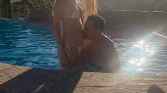 Εκείνος 51, εκείνη 25 και full in love | Ποιο ζευγάρι της showbiz περιμένει το πρώτο του παιδί