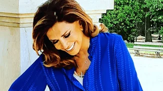 H Mιμή Ντενίση ποζάρει με μαγιό στις καλοκαιρινές της διακοπές και εντυπωσιάζει