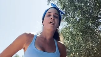 Viral | Η Κατερίνα Στικούδη μάζεψε τα σκουπίδια της γειτονιάς της (vid)