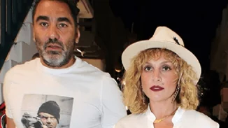 Ελεωνόρα Ζουγανέλη | Βόλτα στα σοκάκια της Μυκόνου με απροσδόκητη εμφάνιση (pics)