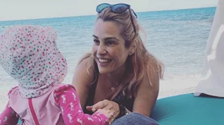 Η Τζένη Μπότση έγινε 48 ετών | Τα πρώτα γενέθλια με την κόρη της και η mini τούρτα (vid)