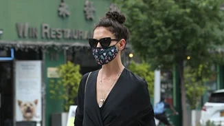 Η Katie Holmes με total black
