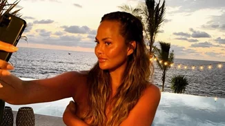 Chrissy Teigen | Δείχνει τις ουλές στο στήθος της για όσους δεν πιστεύουν ότι έκανε αφαίρεση