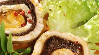 Ψητά πορτομπέλο με τρυφερά σαλατικά