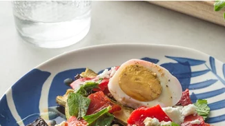 Ψητά λαχανικά με δυόσμο, φέτα και αυγό