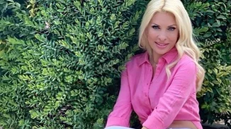 Eλένη Μενεγάκη | Με αξεσουάρ της κόρης της στην τοποθεσία Άνδρος