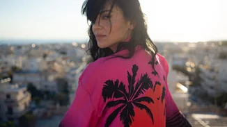 Η Ζενεβιέβ Μαζαρί με το μαγιό που είναι η πιο hot τάση του καλοκαιριού - Ολόσωμο από το Oysho