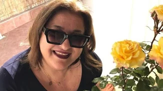 Τρυφερές φωτογραφίες της μητέρας της Ελισάβετ Κωνσταντινίδου | «Η μαμά φυτεύει το νυχτολούλουδο»