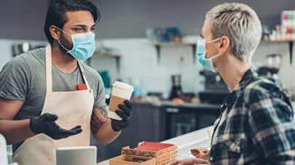 Τέλος στο όριο των έξι ατόμων ανά τραπέζι σε καφέ και εστιατόρια