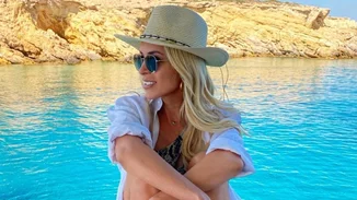 Στις Κυκλάδες με τον Φίλιππο Τσαγκρίδη η Κατερίνα Καινούργιου | Τα boho looks που επέλεξε