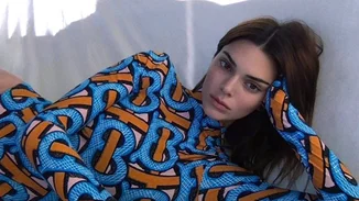 H Kendall Jenner φωτογραφήθηκε μόνη της για τη νέα καμπάνια του οίκου Burberry