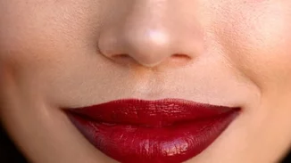 Τα μυστικά για σαρκώδη χείλη από τον πλαστικό και τον makeup artist