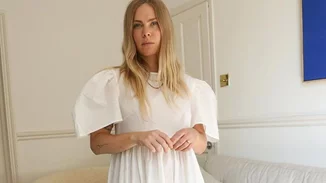 To "throw on" φόρεμα είναι το κομμάτι που χρειάζεσαι στις διακοπές σου