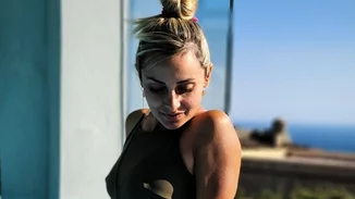 Η Βασιλική Μιλλούση φόρεσε το πιο θηλυκό μαγιό για εγκυμονούσες