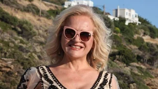 Μπέσυ Μάλφα | Έγινε κουμπάρα στο γάμο δύο αγαπημένων της φίλων (pics)