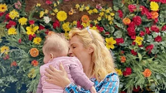 Τζένη Μπότση | Ποζάρει με μαγιό και μαζί με την κόρη της στην παραλία