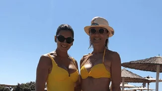 Σταματινά Τσιμτσιλή - Μάρα Ζαχαρέα | Η νέα φωτογραφία με μαύρα μαγιό και οι άψογες αναλογίες τους