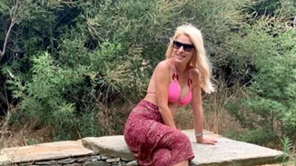 Ελένη Μενεγάκη | Η επιστροφή στην Άνδρο και οι φωτογραφίες από τον κήπο της με ροζ μπικίνι