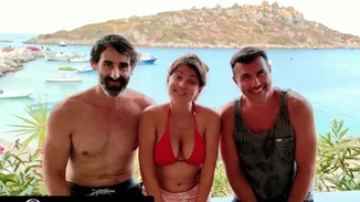 Κλέλια Ρένεση | Το κόκκινο μπικίνι που επέλεξε στο reunion με τους φίλους της