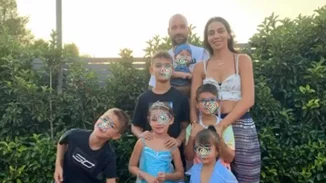 Βασίλης Σπανούλης - Ολυμπία Χοψονίδου | Οι νέες φωτογραφίες των πέντε παιδιών τους και ο τεράστιος κήπος