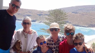 Νίκος Χατζηνικολάου-Κρίστη Τσολακάκη | Σπάνια φωτογραφία με τα τρία παιδιά τους από τις διακοπές