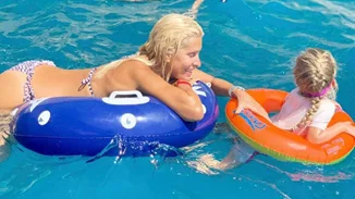 Ελένη Μενεγάκη | Φωτογραφίζει τη μικρότερη κόρη της, Μαρίνα, στην παραλία