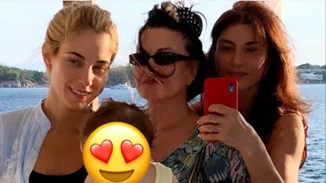 «Τέσσερις γενιές» | Η Δούκισσα Νομικού φωτογραφίζεται με τη 10 μηνών κόρη της, τη μητέρα και τη γιαγιά της